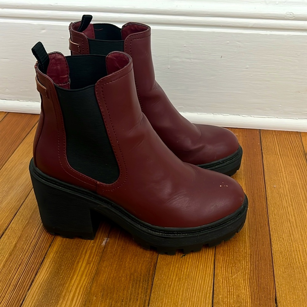 UO Chloe Chelsea Boot - Picture 3 of 5